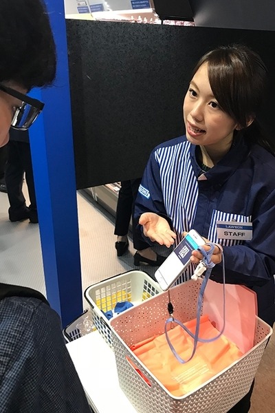 ローソンが見せる未来のコンビニ像　投影キャラクターによる接客と無人自動店舗