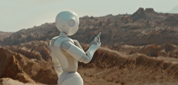 ソフトバンク最新CM：PepperがGoogle Pixel 3に問いかける。「OK Google、僕たちの進化は、誰かを幸せにできる？」