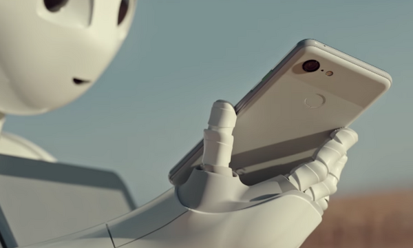 ソフトバンク最新CM：PepperがGoogle Pixel 3に問いかける。「OK Google、僕たちの進化は、誰かを幸せにできる？」