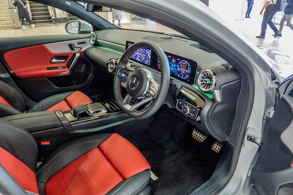 「Hi, メルセデス！電動ブラインドを閉めて」ベンツを音声制御できる「MBUX」体験レポート、本当に会話は通じるのか