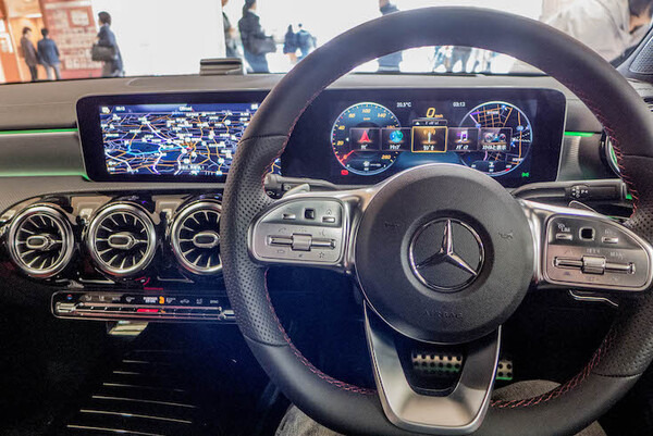 「Hi, メルセデス！電動ブラインドを閉めて」ベンツを音声制御できる「MBUX」体験レポート、本当に会話は通じるのか