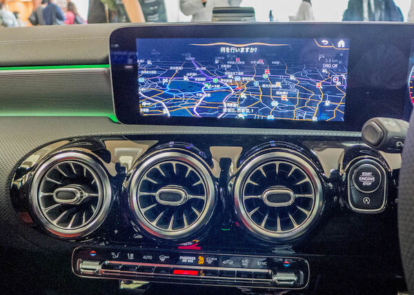 「Hi, メルセデス！電動ブラインドを閉めて」ベンツを音声制御できる「MBUX」体験レポート、本当に会話は通じるのか