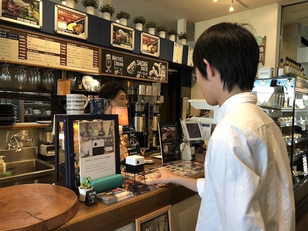 小型ロボット「PLEN Cube」がカフェで顔認証　コーヒーサブスクリプションの受付自動化へ