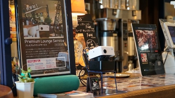 小型ロボット「PLEN Cube」がカフェで顔認証　コーヒーサブスクリプションの受付自動化へ