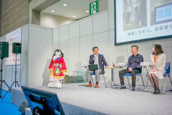 コミュニケーションロボットは「何ができるのか」　最先端の活用事例を注目の4名が紹介