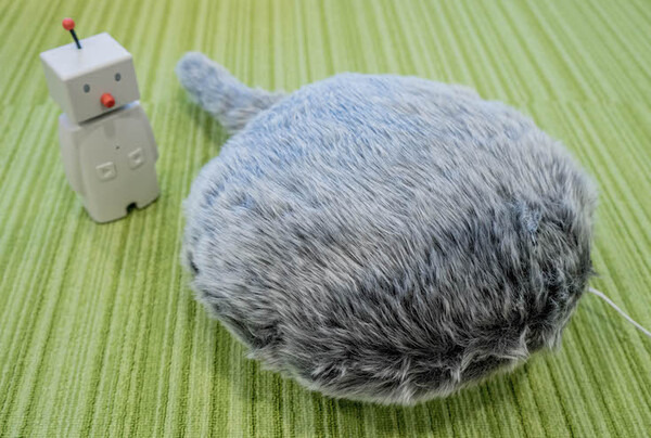 なでるとしっぽをフリフリ！ その構造は？ 注目ロボット「Qoobo」レビュー