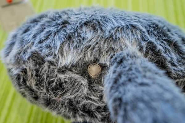 なでるとしっぽをフリフリ！ その構造は？ 注目ロボット「Qoobo」レビュー