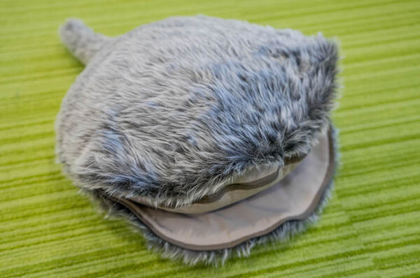 なでるとしっぽをフリフリ！ その構造は？ 注目ロボット「Qoobo」レビュー