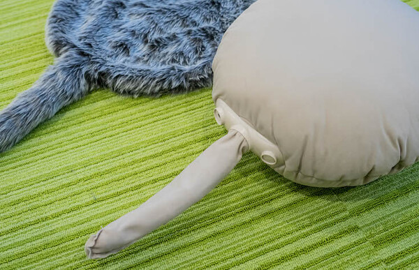 なでるとしっぽをフリフリ！ その構造は？ 注目ロボット「Qoobo」レビュー