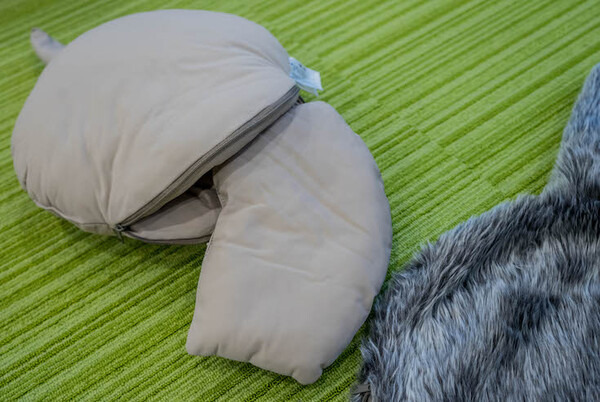 なでるとしっぽをフリフリ！ その構造は？ 注目ロボット「Qoobo」レビュー