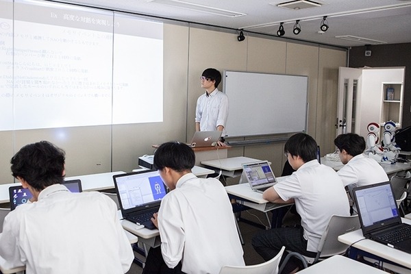 「好きなことから未来を広げて」AI・ロボット専攻で会話ロボットのプログラミング授業を実践　クラーク記念国際高等学校【教育現場とロボット】