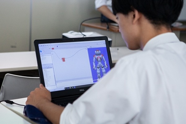 「好きなことから未来を広げて」AI・ロボット専攻で会話ロボットのプログラミング授業を実践　クラーク記念国際高等学校【教育現場とロボット】