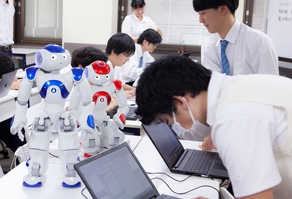 「好きなことから未来を広げて」AI・ロボット専攻で会話ロボットのプログラミング授業を実践　クラーク記念国際高等学校【教育現場とロボット】