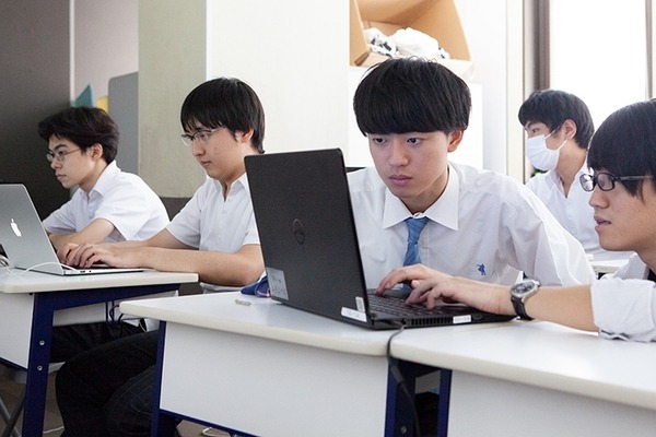 「好きなことから未来を広げて」AI・ロボット専攻で会話ロボットのプログラミング授業を実践　クラーク記念国際高等学校【教育現場とロボット】