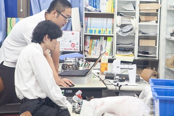 「好きなことから未来を広げて」AI・ロボット専攻で会話ロボットのプログラミング授業を実践　クラーク記念国際高等学校【教育現場とロボット】