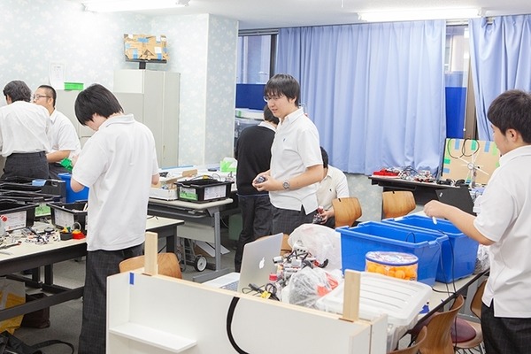 「好きなことから未来を広げて」AI・ロボット専攻で会話ロボットのプログラミング授業を実践　クラーク記念国際高等学校【教育現場とロボット】