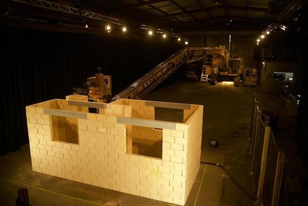 ロボットがたった3日で家を建てることに成功！  豪・FBR社の「Hadrian X」がすごすぎる