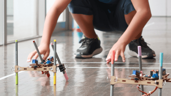 4足歩行のロボット「ファブウォーカー」 試行錯誤する能力を養うSTEAM教育向けロボットキット