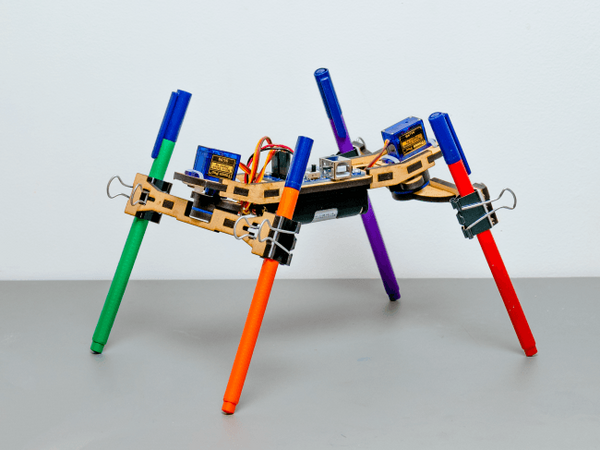 4足歩行のロボット「ファブウォーカー」 試行錯誤する能力を養うSTEAM教育向けロボットキット