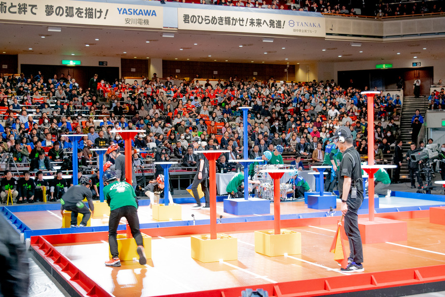 【高専ロボコン2018レポート】優勝は岩手・一関高専　ペットボトル投げて立てる「ボトルフリップ」で競う