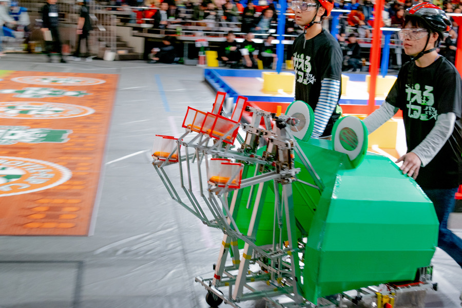 【高専ロボコン2018レポート】優勝は岩手・一関高専　ペットボトル投げて立てる「ボトルフリップ」で競う