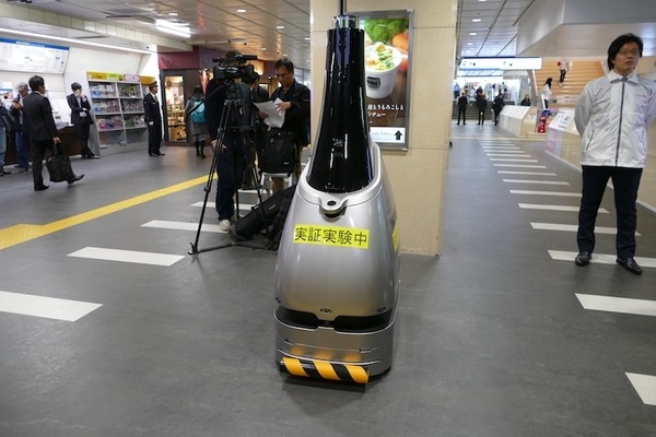 西武新宿駅で警備ロボット「ペルセウスボット」が実証実験中　11月26日から30日まで
