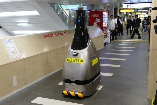 西武新宿駅で警備ロボット「ペルセウスボット」が実証実験中　11月26日から30日まで