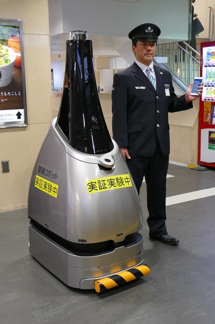 西武新宿駅で警備ロボット「ペルセウスボット」が実証実験中　11月26日から30日まで