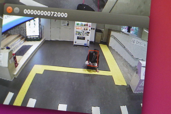 西武新宿駅で警備ロボット「ペルセウスボット」が実証実験中　11月26日から30日まで