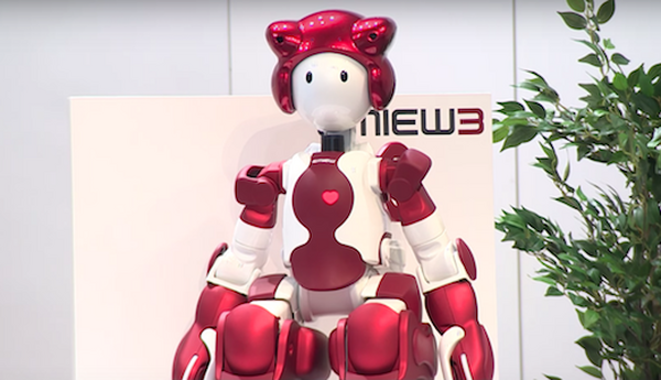 横浜ランドマークタワー、日立のロボット「EMIEW3」4体を導入　音声対話と自律走行で施設案内