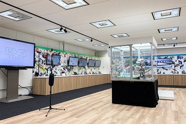 ソフトバンクが新たな5G体験デモを公開！AKB48稲垣香織とエレキコミックが360動画配信で紹介「5G×IoT Studio」お台場ラボのリニューアル