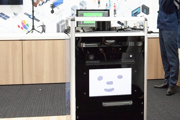 ソフトバンクが開発中の謎のロボットが「5G×IoT Studio」で稼働中！小売業と映像業界、オンラインゲームに「5G」と「MEC」を活用