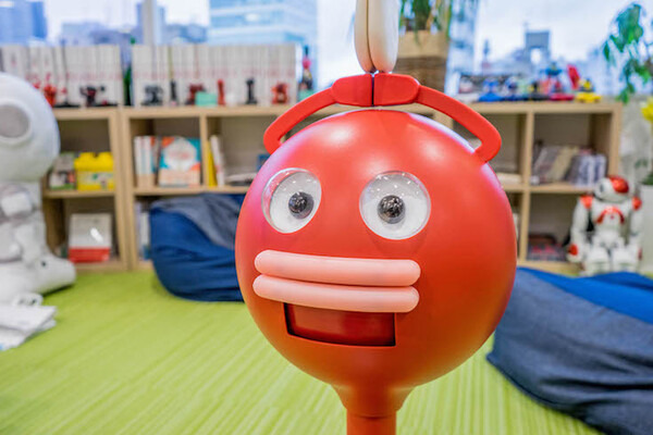 新橋ガード下横丁に「黒い拍手ロボット」現る！ 一緒に三本締めをしてきた