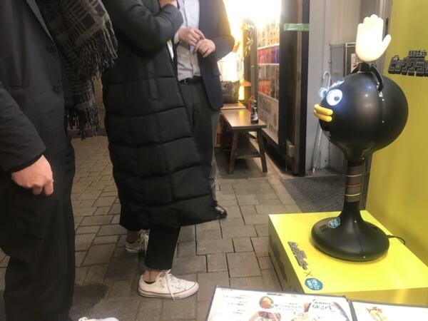 新橋ガード下横丁に「黒い拍手ロボット」現る！ 一緒に三本締めをしてきた