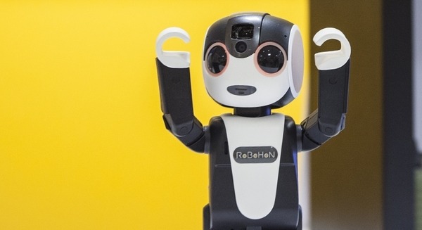 12体のロボホンを活用したプログラミング教育の実証授業が開始　東広島市の小学校で