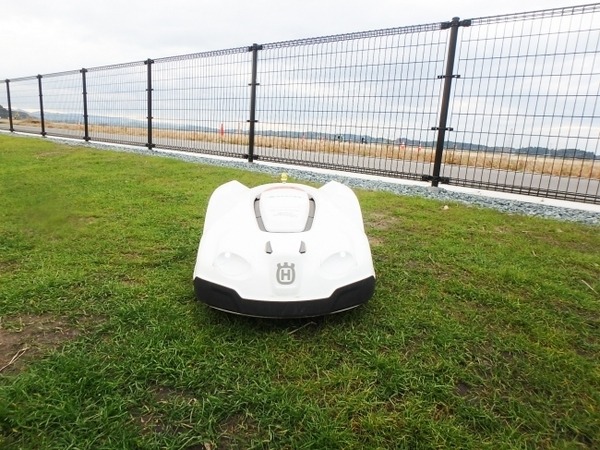 ロボット芝刈機を遠隔地から操作　福島ロボットテストフィールドで
