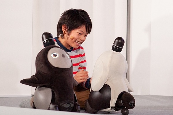 【速報】GROOVE Xの家庭用ロボット「LOVOT」が遂に初公開！ 価格は2体セットで60万円、本日19時予約受付開始
