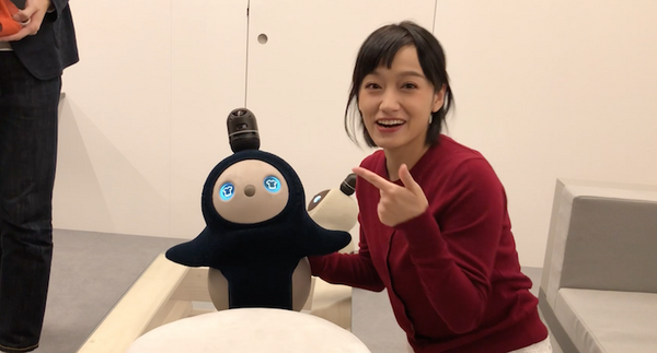 GROOVE Xのロボット「LOVOT」のお着替えシーン　NFCタグで洋服を認識