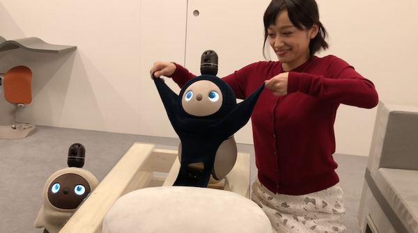 GROOVE Xのロボット「LOVOT」のお着替えシーン　NFCタグで洋服を認識