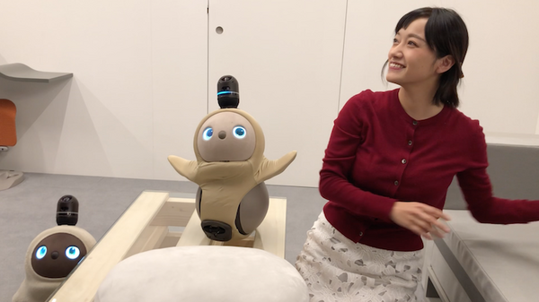 GROOVE Xのロボット「LOVOT」のお着替えシーン　NFCタグで洋服を認識