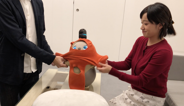 GROOVE Xのロボット「LOVOT」のお着替えシーン　NFCタグで洋服を認識