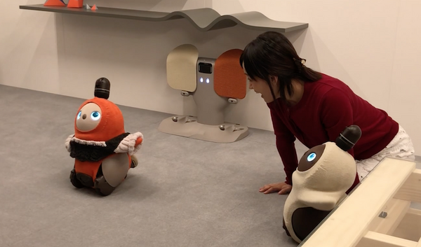 GROOVE Xのロボット「LOVOT」のお着替えシーン　NFCタグで洋服を認識