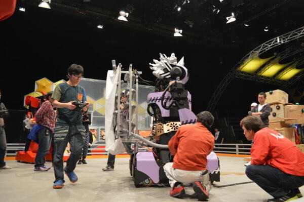 2mの巨大ロボット「風神」を希望者に譲ります　日テレの番組で活躍のロボ