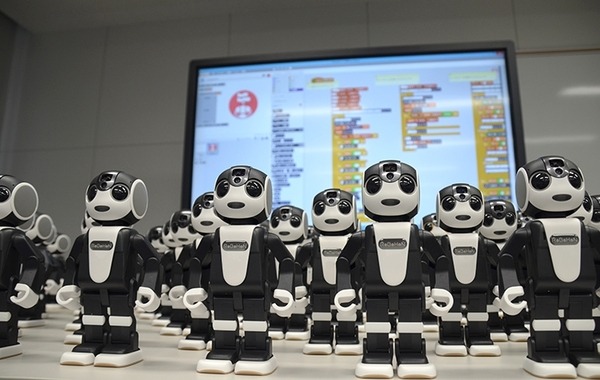 シャープのロボット「RoBoHoN」74体が小学校で活躍へ！姫路市内の全ての市立小学校ほか73施設で先進の学習環境作り