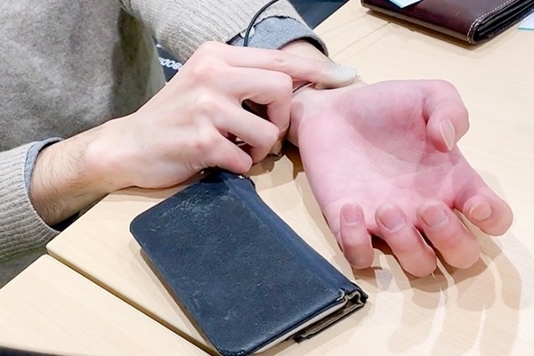次世代ゴムはロボットの皮膚や筋肉になる　感じて動くゴム「e-Rubber」豊田合成・慶應大が共同開発、ロボデックスで展示へ