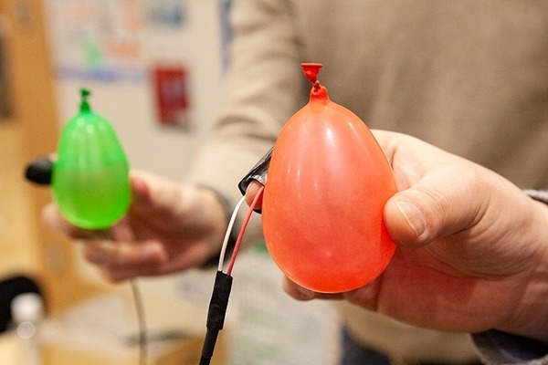 次世代ゴムはロボットの皮膚や筋肉になる　感じて動くゴム「e-Rubber」豊田合成・慶應大が共同開発、ロボデックスで展示へ