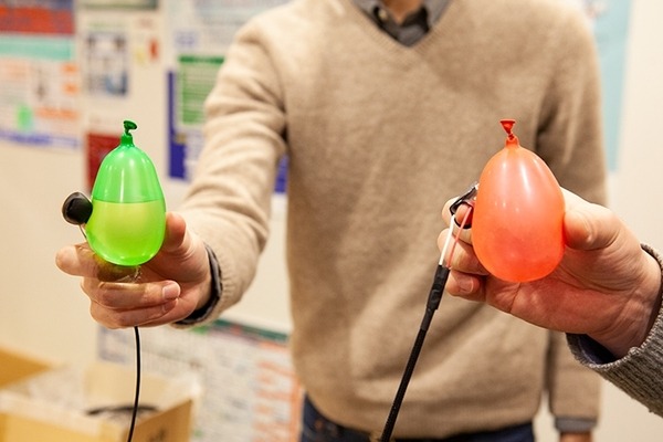 次世代ゴムはロボットの皮膚や筋肉になる　感じて動くゴム「e-Rubber」豊田合成・慶應大が共同開発、ロボデックスで展示へ