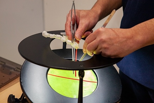 次世代ゴムはロボットの皮膚や筋肉になる　感じて動くゴム「e-Rubber」豊田合成・慶應大が共同開発、ロボデックスで展示へ