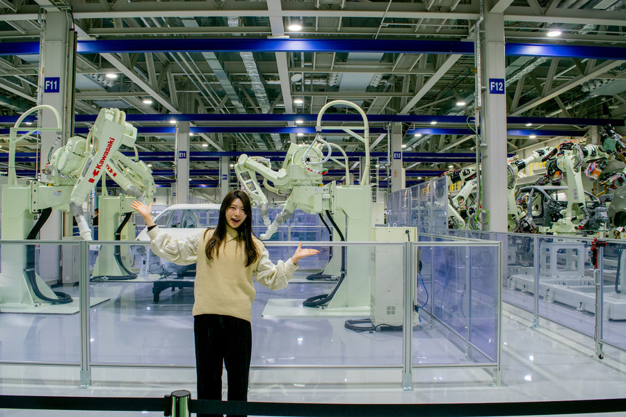 川崎重工の人共存型双腕スカラロボット「duAro」は、女子大生の私でも簡単に使えた！