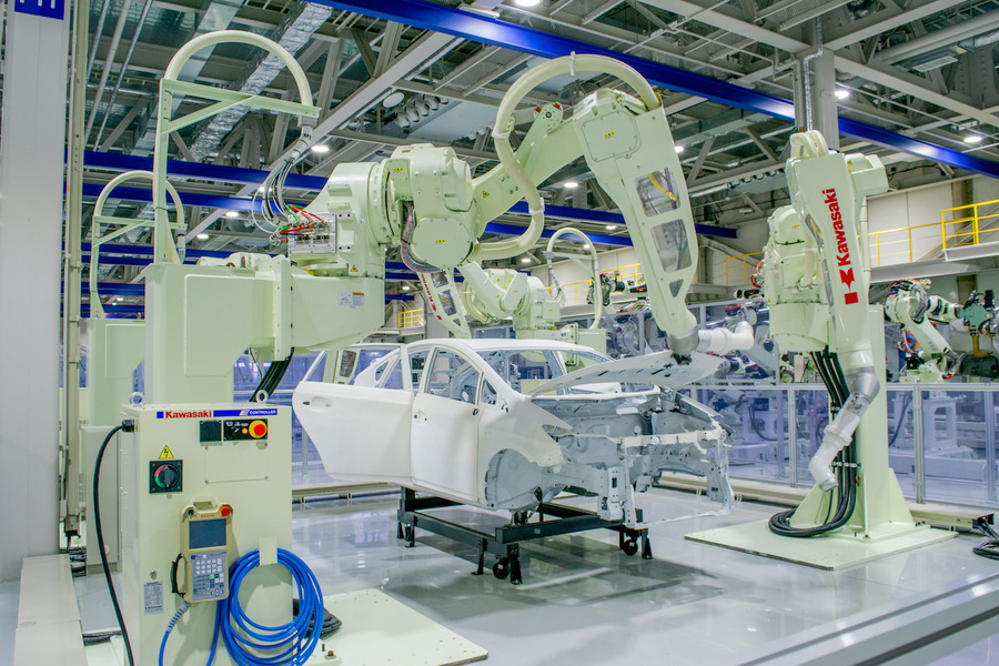 川崎重工の人共存型双腕スカラロボット「duAro」は、女子大生の私でも簡単に使えた！